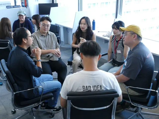 小組交流,幾個人圍坐成一圈討論